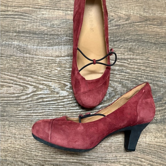 Ziera size 8 NWOT suede pumps with Rounded Toe and Modest Heel- Mary Jane hook - Picture 12 of 13